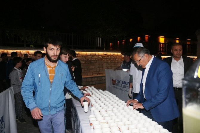 Zeytinburnu’nda teravih sonrası limonata ikramıyla serinlediler