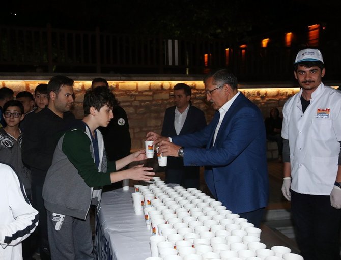 Zeytinburnu’nda teravih sonrası limonata ikramıyla serinlediler