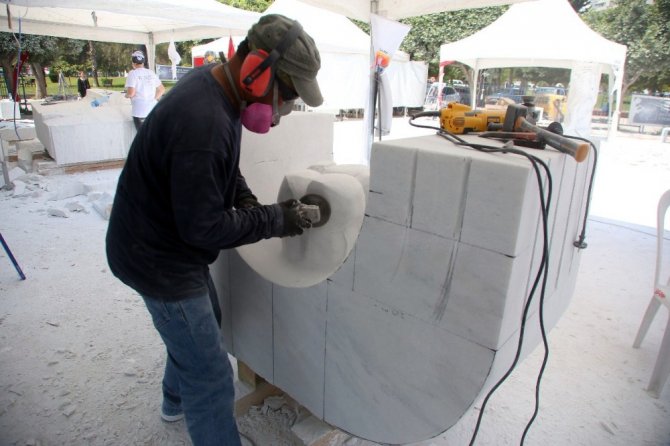 Çinli heykeltıraştan 15 Temmuz anısına "İnanıyorum" heykeli