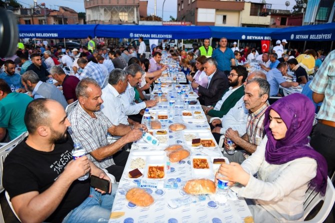 Seyhan’da her gün bin 500 kişilik iftar sofrası kuruluyor
