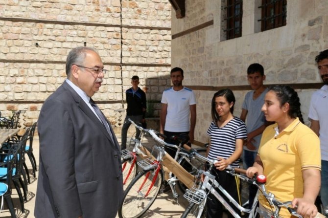 Başkan Kutlu başarılı öğrencileri bisikletle ödüllendirdi