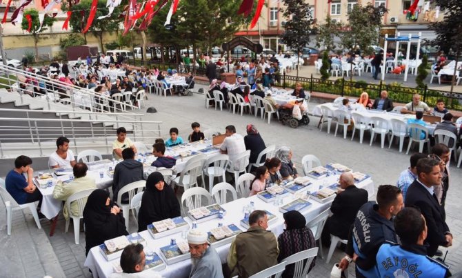 Beyoğlu’nda binlerce vatandaş Gönül Sofralarında buluştu