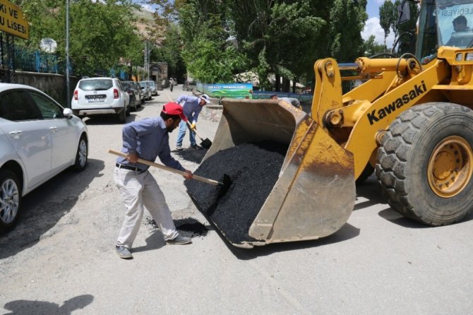Bitlis’te yol asfaltlama çalışması