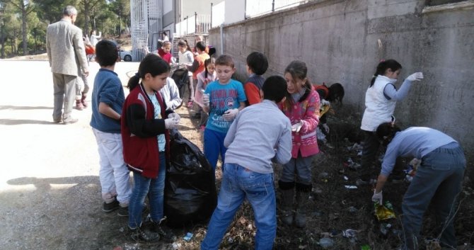 Balya’ da öğrenciler çevre temizliği başlattı