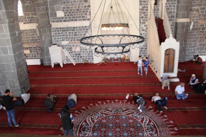 Camilerin her Ramazan değişmeyen manzarası