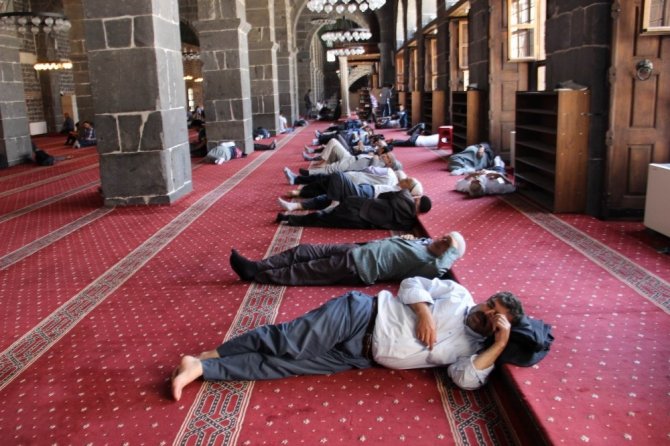 Camilerin her Ramazan değişmeyen manzarası