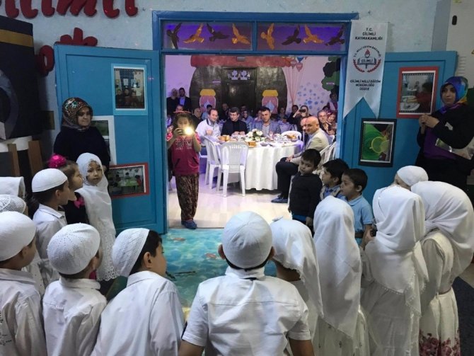 Aileler iftar açtı minikler gösteri yaptı