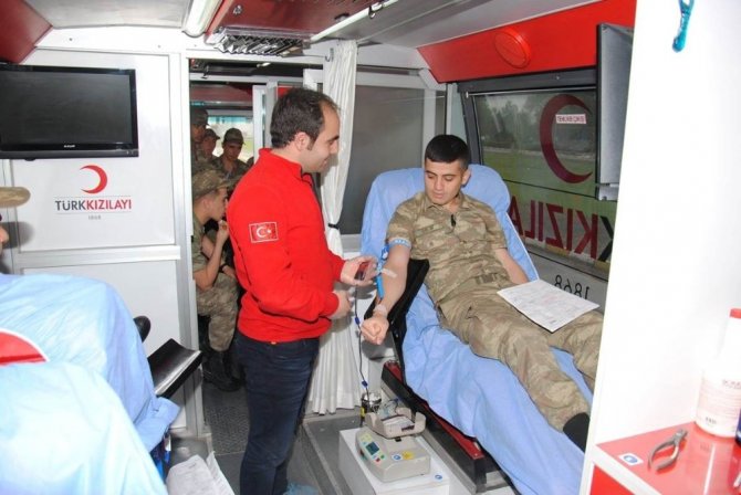 42 Jandarma personelinden Kızılay’a kan bağışı