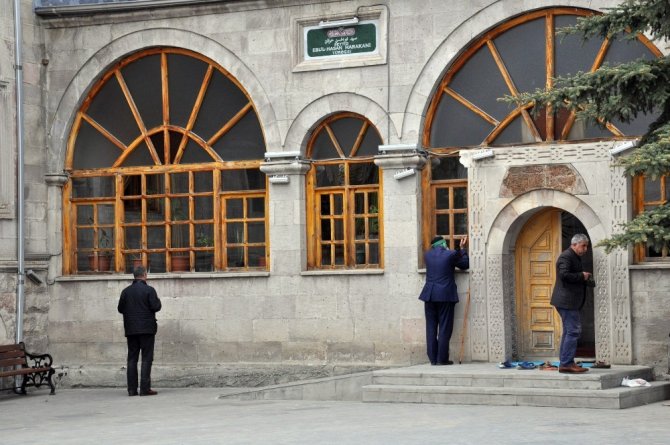Hasan Harakani türbesine Ramazan’da ziyaretçi akını