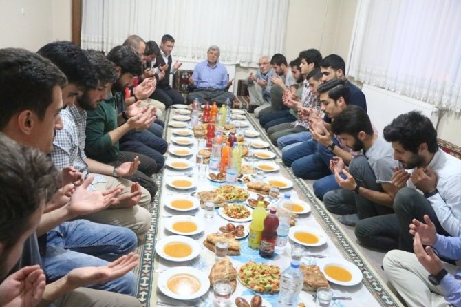 Başkan Karaosmanoğlu, öğrenci evinde iftar yaptı