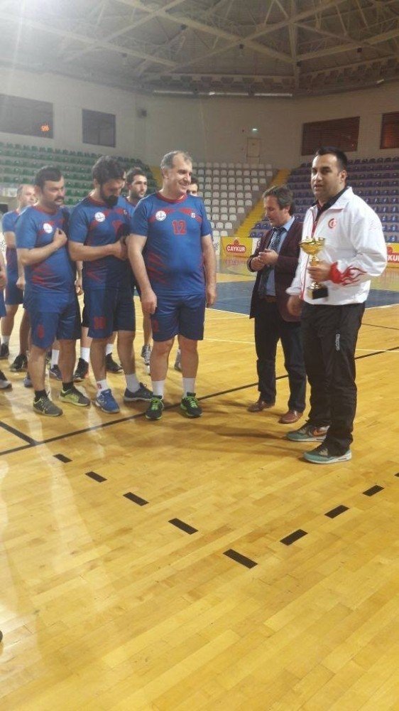 Rize’de kurumlararası voleybol turnuvasının galibi hem kadınlarda hem erkeklerde Milli Eğitim İl Müdürlüğü oldu