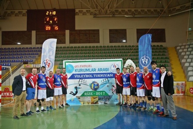 Rize’de kurumlararası voleybol turnuvasının galibi hem kadınlarda hem erkeklerde Milli Eğitim İl Müdürlüğü oldu