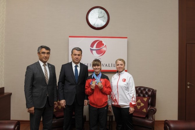 Milli Sporcu Karakuyulu, Vali Çelik’i ziyaret etti