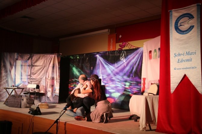 Edremit Belediyesinden tiyatro gösterisi