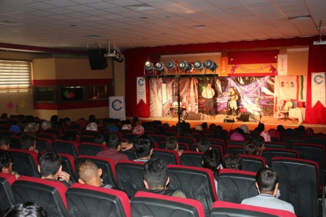Edremit Belediyesinden tiyatro gösterisi