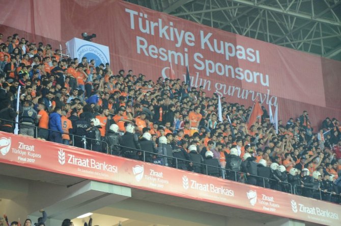 Medipol Başakşehir taraftarı birbirine girdi