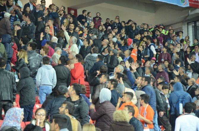 Medipol Başakşehir taraftarı birbirine girdi