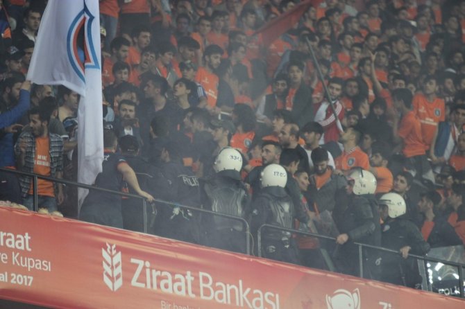 Medipol Başakşehir taraftarı birbirine girdi