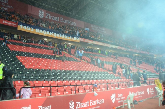 Medipol Başakşehir taraftarı birbirine girdi