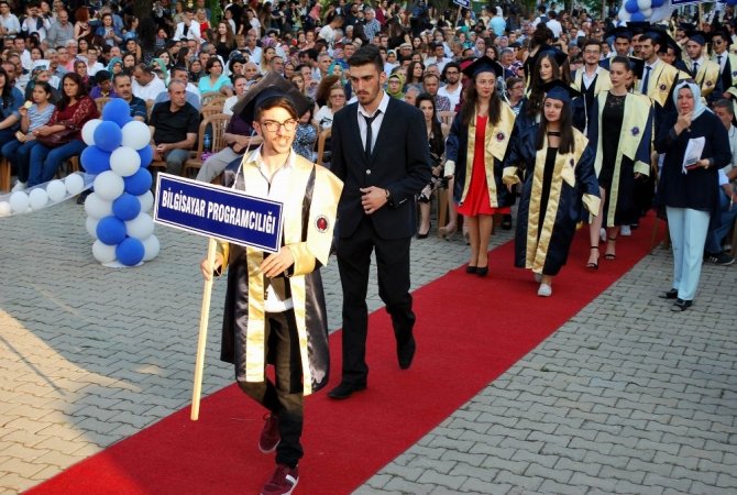 Salihli MYO 23.dönem mezunlarını uğurladı