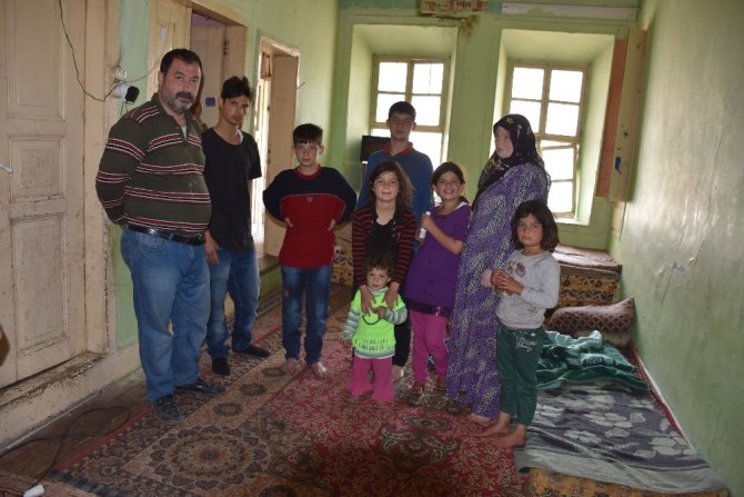 "Polisiz" diyerek Suriyeli aileyi silahla gasp ettiler
