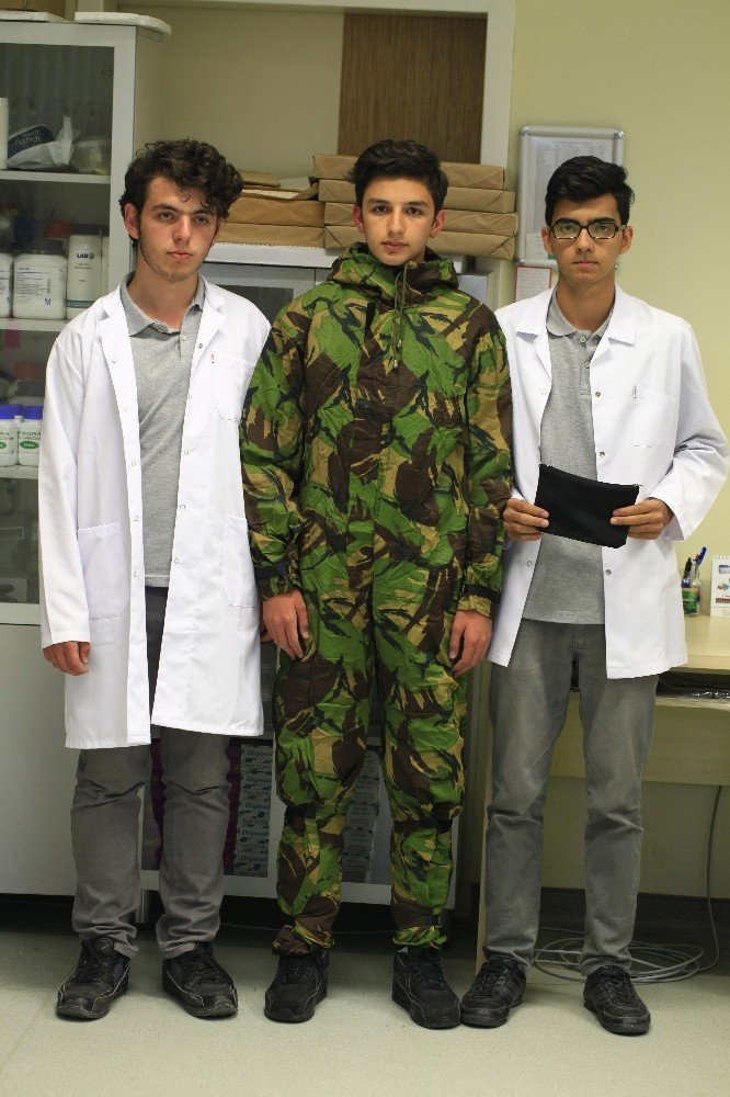 3 kafadar lise öğrencisi ‘radyasyon koruyucu elbise’ yaptı