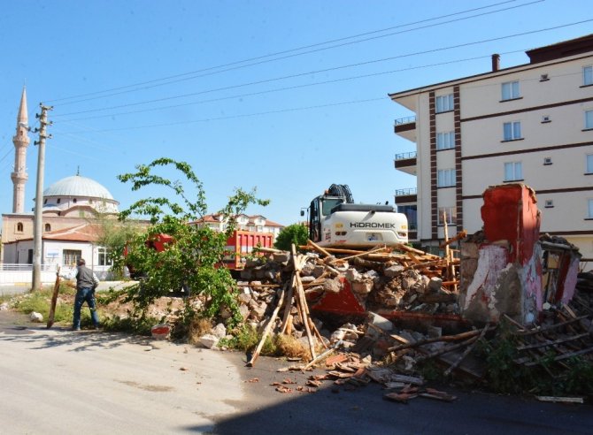 Aksaray Belediyesi metruk binaları yıkımını sürdürüyor