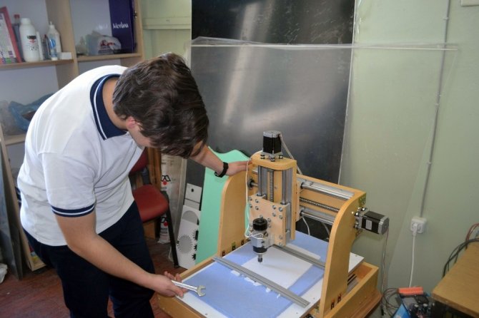 Lise öğrencileri kendi CNC tezgahını üretti