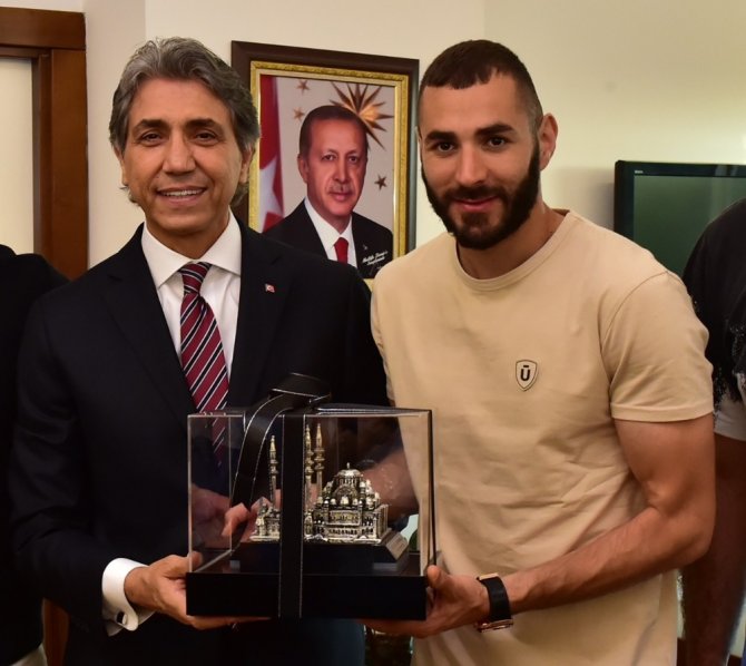 Benzema, Fatih’te iftar programına katıldı