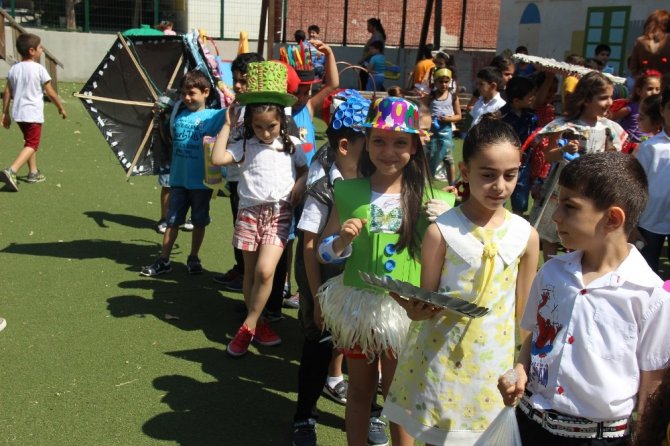 Anaokulu öğrencilerinden "Geri Dönüşüm Defilesi"