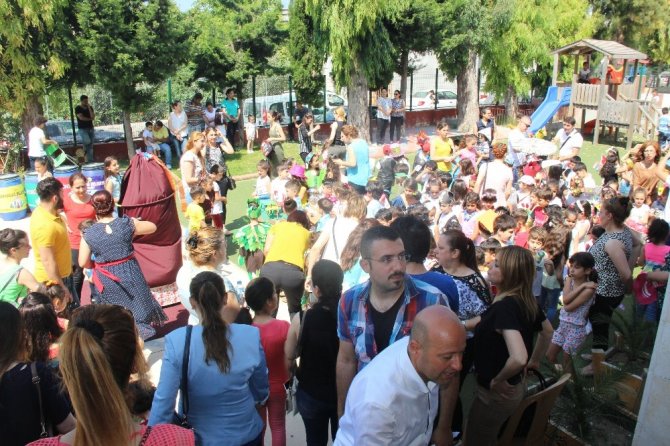 Anaokulu öğrencilerinden "Geri Dönüşüm Defilesi"