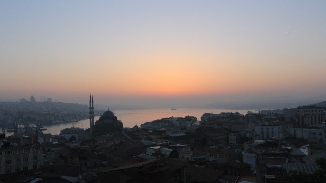 İstanbul’da gün doğumu mest etti