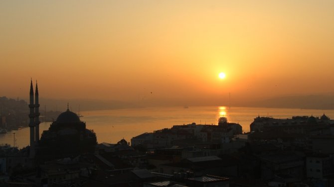 İstanbul’da gün doğumu mest etti