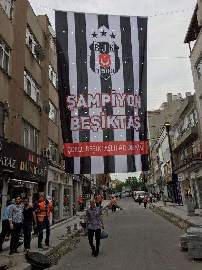Şampiyon Beşiktaş’ın bayrakları Çorlu sokaklarında