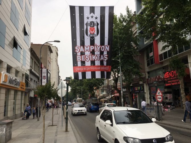 Şampiyon Beşiktaş’ın bayrakları Çorlu sokaklarında