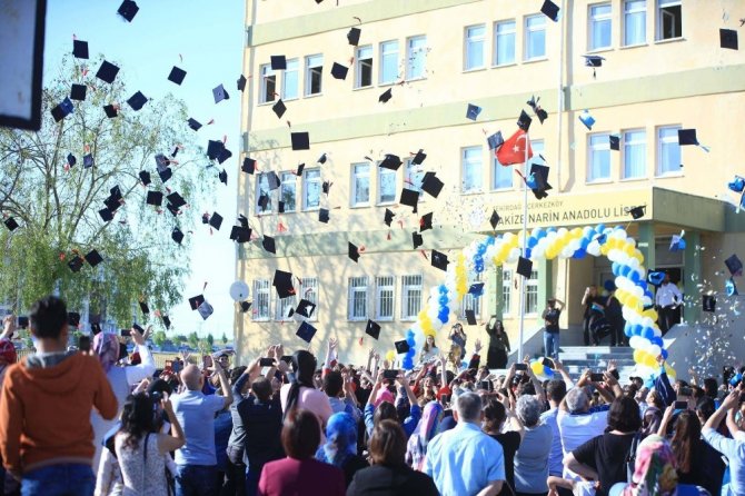 Liselilerin mezuniyet coşkusu
