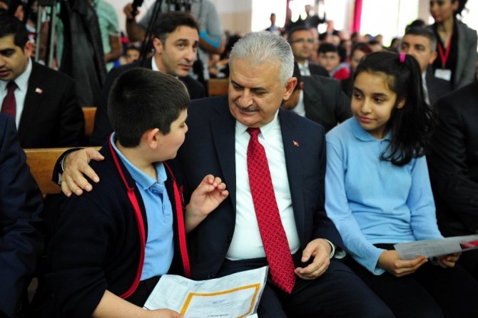 Başbakan Yıldırım öğrencilere karnelerini dağıttı