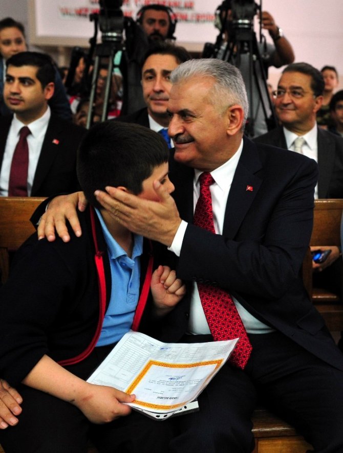 Başbakan Yıldırım öğrencilere karnelerini dağıttı