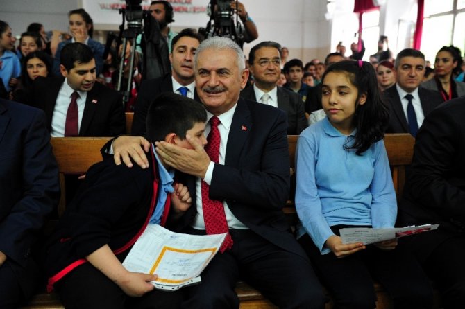 Başbakan Yıldırım öğrencilere karnelerini dağıttı