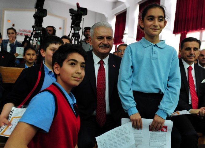 Başbakan Yıldırım öğrencilere karnelerini dağıttı