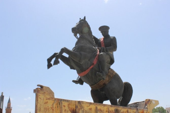 Kırşehir’de Belediye Kavşağında bulunan Atatürk heykeli Cacabey Meydanına taşınıyor