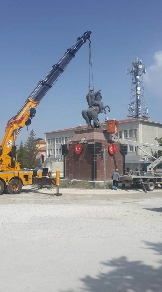 Kırşehir’de Belediye Kavşağında bulunan Atatürk heykeli Cacabey Meydanına taşınıyor