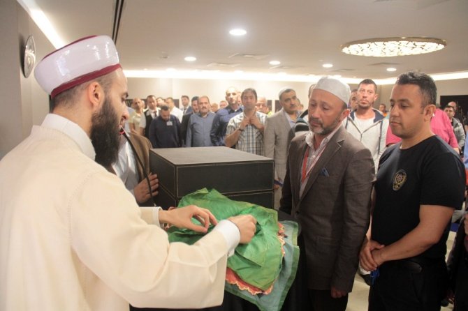 Atatürk Havalimanı’nda Sakal-ı Şerif heyecanı