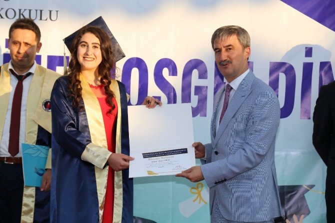 Turgutlu MYO öğrencilerinin mezuniyet sevinci