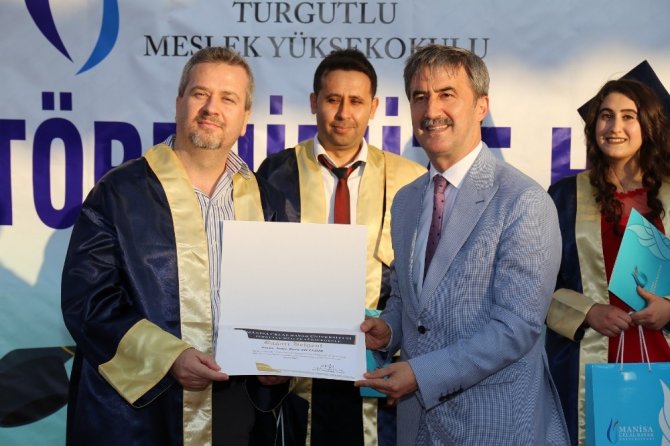 Turgutlu MYO öğrencilerinin mezuniyet sevinci