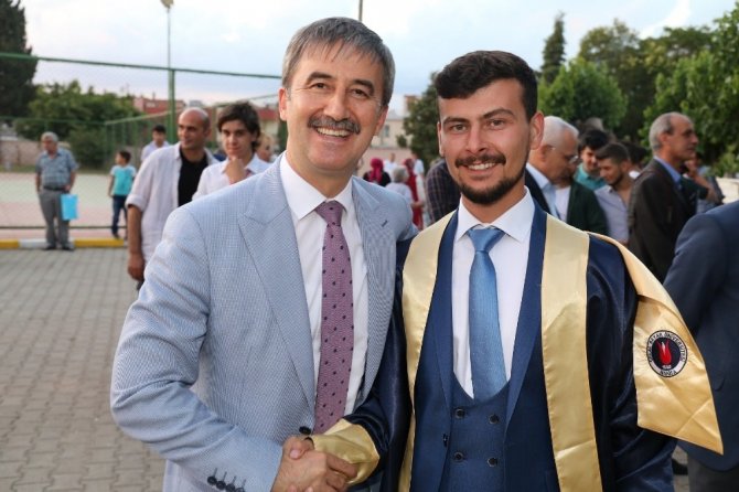 Turgutlu MYO öğrencilerinin mezuniyet sevinci