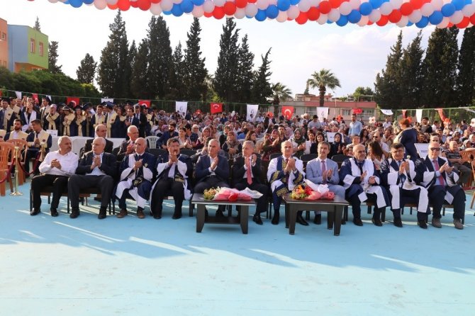 Turgutlu MYO öğrencilerinin mezuniyet sevinci