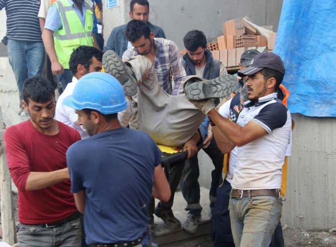 İnşaatta üzerine demir düşen işçi yaralandı