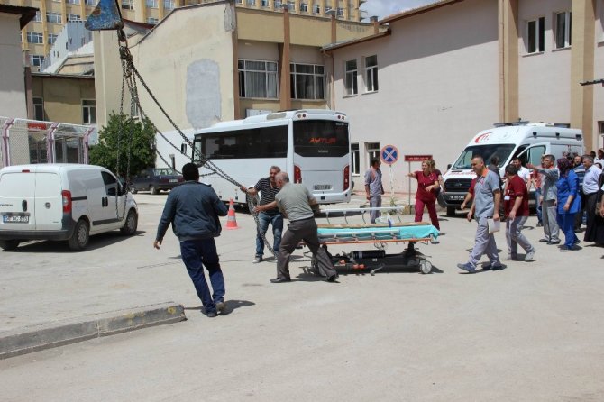 İnşaatta üzerine demir düşen işçi yaralandı