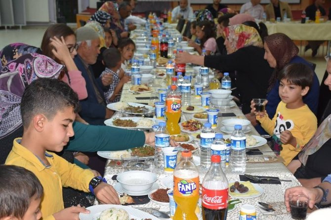 Eskil Belediyesi öksüz ve yetimleri iftar programında bir araya getirdi